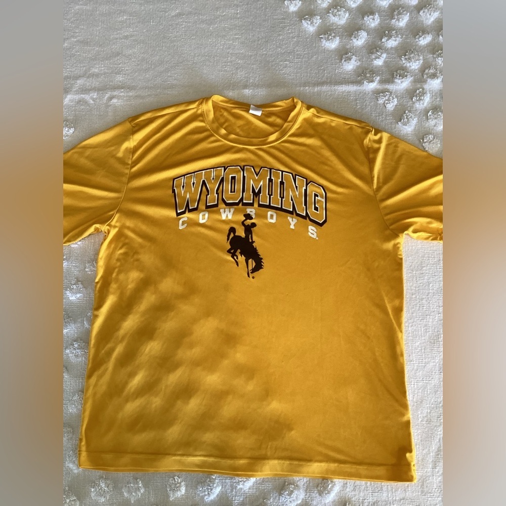 Wyoming Cowboys 109% polyester tee shirt-SZ XL
N1